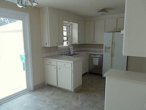 2nd image of 905 Royal Blvd