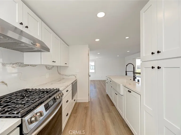 1090 Loma Dr — Photo 6