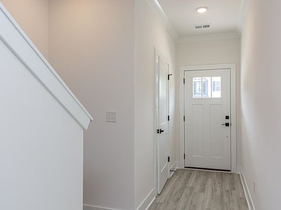 5th image of 636 Farcroft Trl