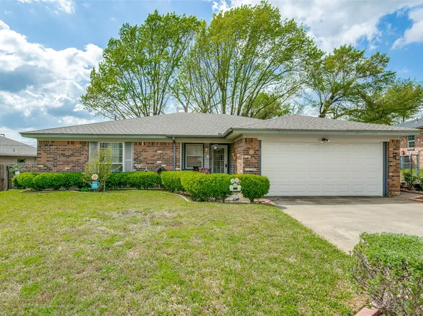 703 Parker Dr, Euless, TX 76039