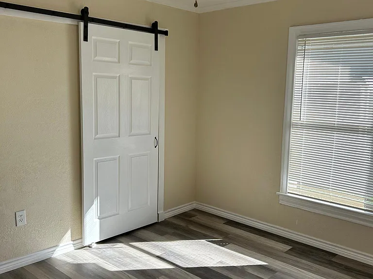 705 Azalea St — Photo 3