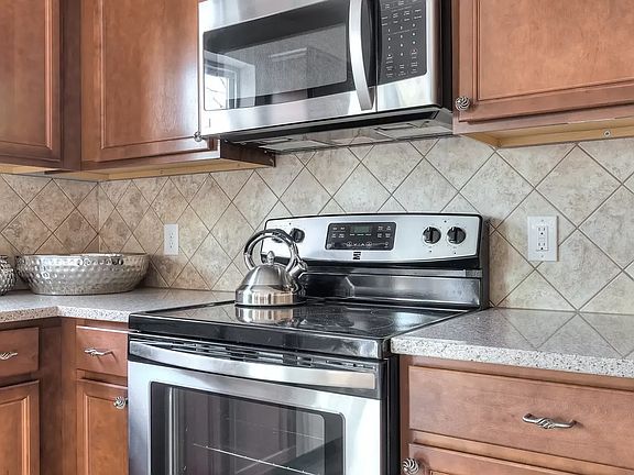 3rd image of 546 Oak View Dr