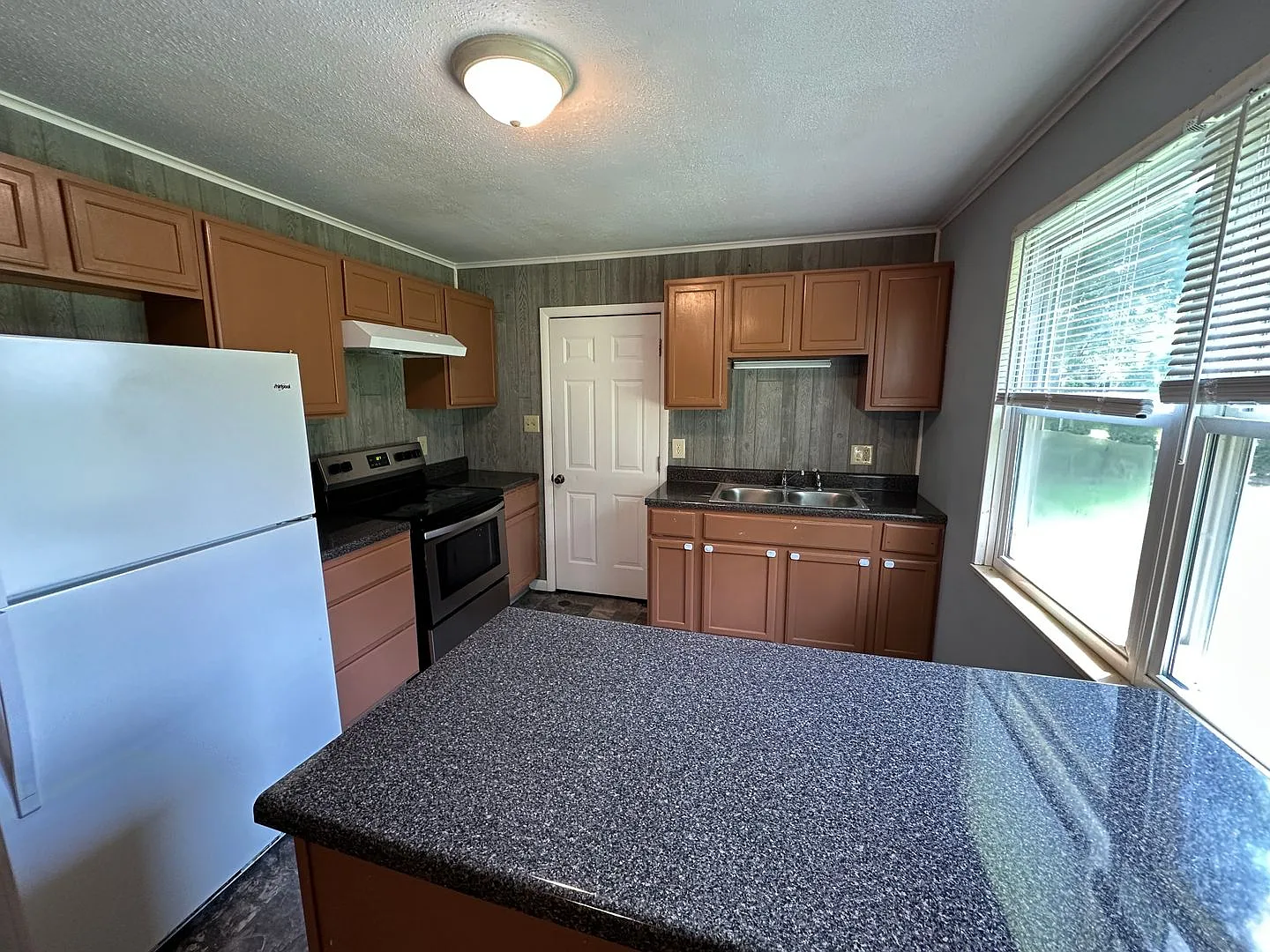 Unbeatable Convenience and Spotless Comfort on Roswell Road! — Photo 3