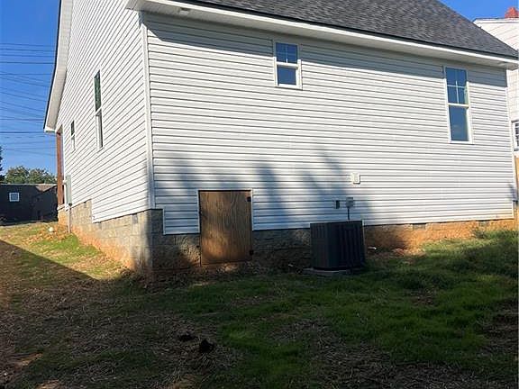 3rd image of 915 Redding Dr
