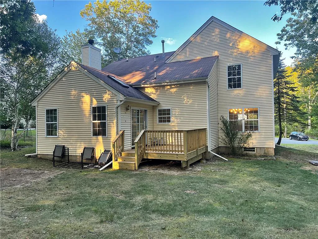 3 bed, 2.5 bath, 2472 sqft, $2,500 — Photo 2