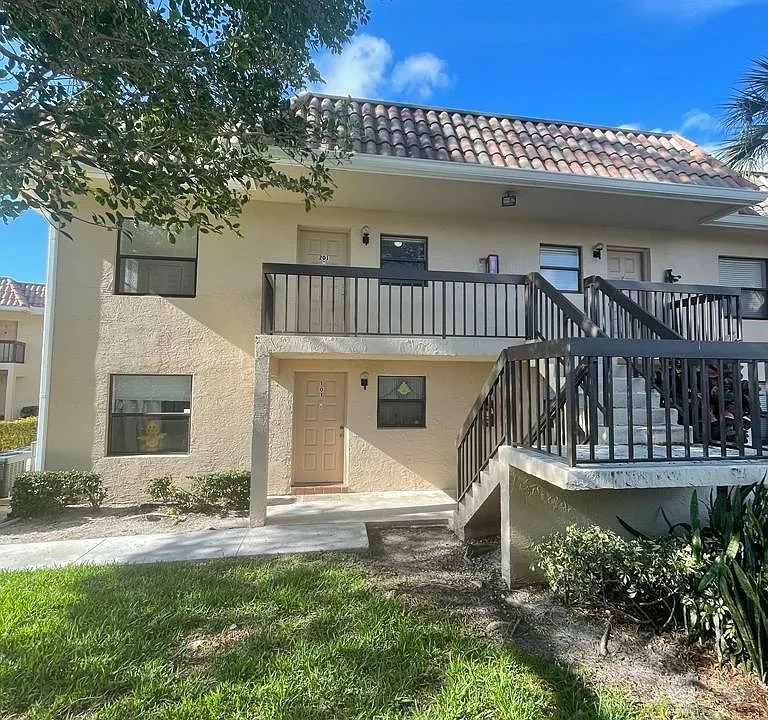 6844 Palmetto Cir S #201