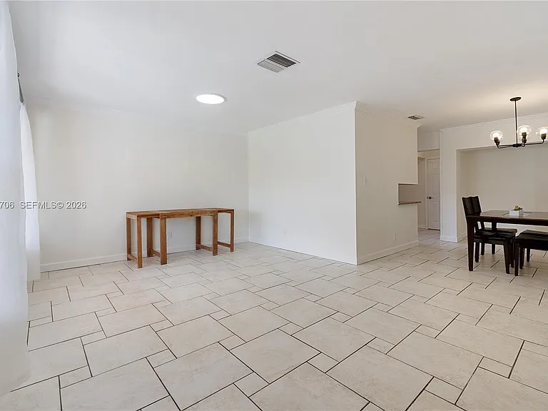 232 SE 6th St — Photo 8