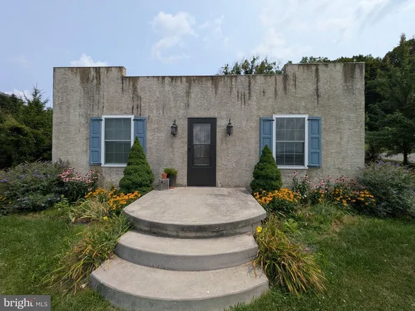 41 Book Dr, Mc Alisterville, PA 17049