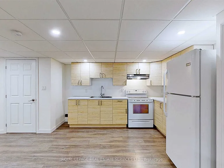 4 McMaster Ave — Photo 36