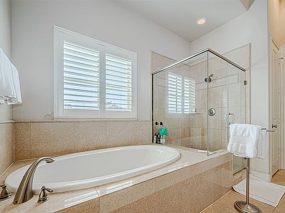 5th image of 2524 Sherwin St