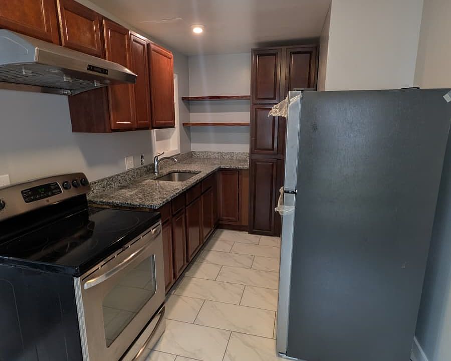 1st image of 906 Marion St