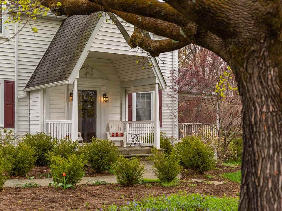 1st image of 420 College Cres