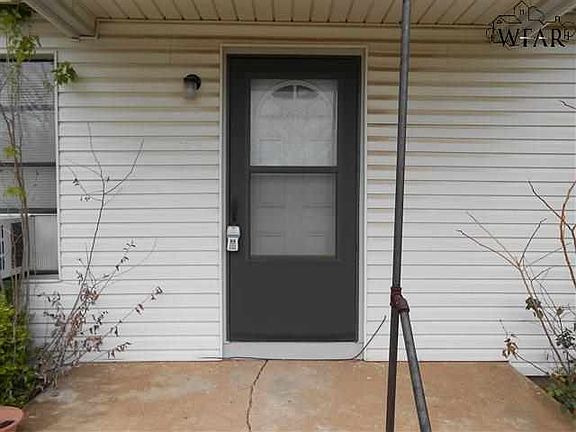3rd image of 605 Sycamore Dr