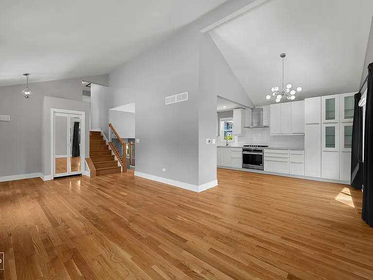 1513 Bradley Ct — Photo 2
