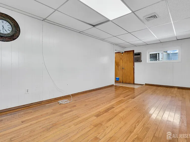 287 E Smith St — Photo 33