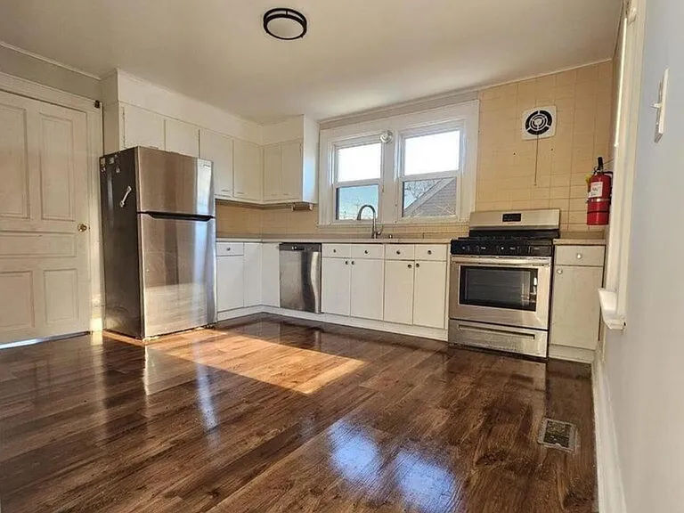 458 W West St — Photo 3