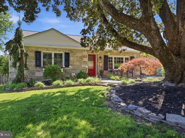 750 Sweetbriar Dr, Warminster, PA 18974