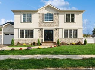 89 Cornflower Rd, Levittown, NY 11756