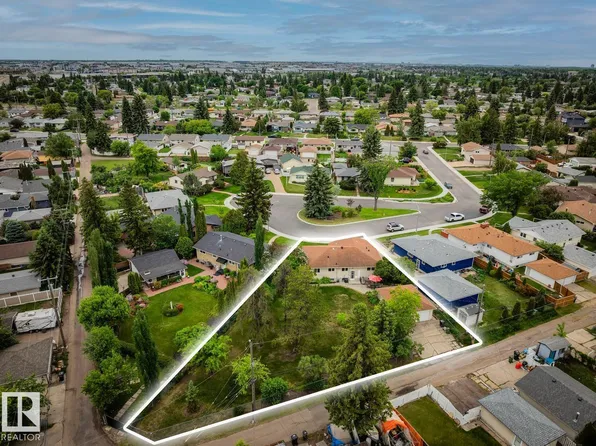 9044 56th St NW, Edmonton, AB T6B 1J2