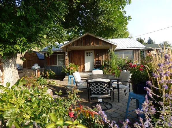 304 Pearl Street, Pateros, WA 98846