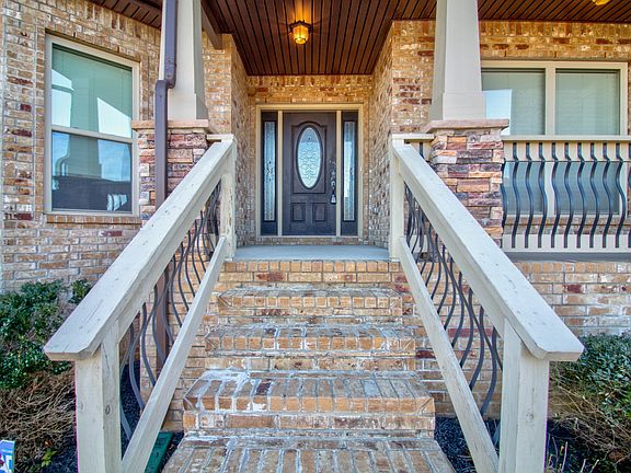 3rd image of 528 Larkspur Dr