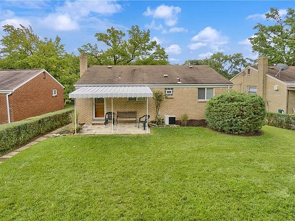 Great back yard. Good space for pets and barbecuing!