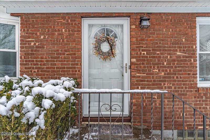 4th image of 40 Kendale Avenue