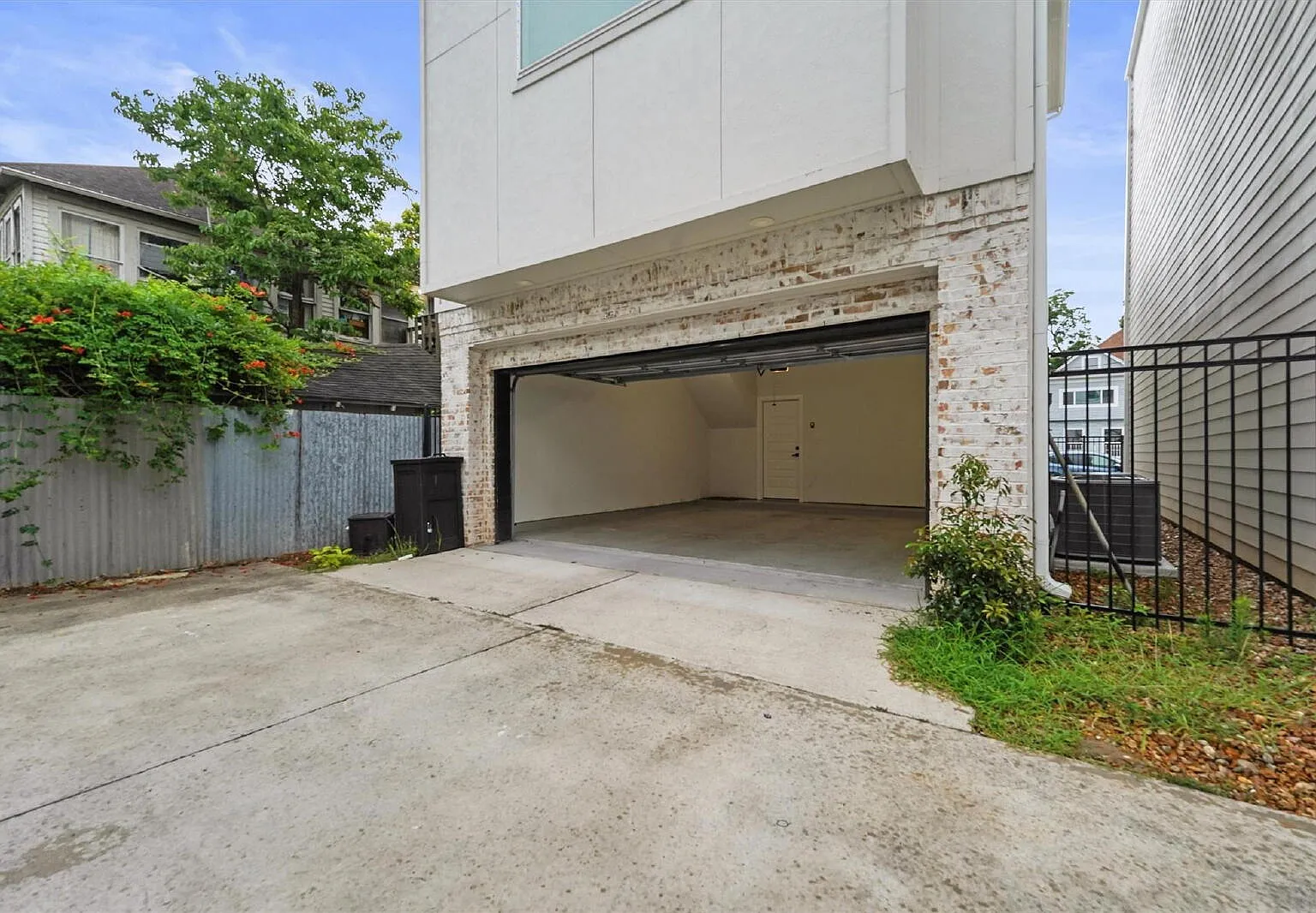 3 bed, 3.5 bath, 2217 sqft, $3,200 — Photo 3