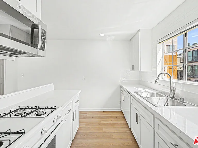 1820 S Barrington Ave #202 — Photo 7