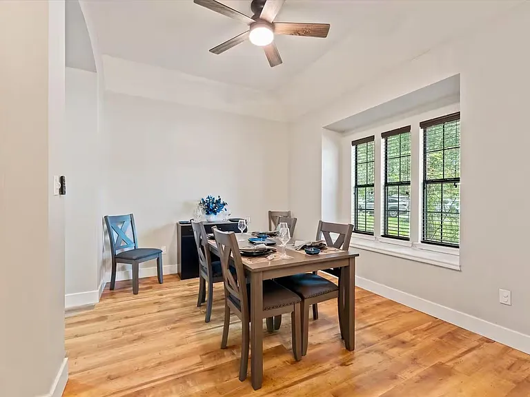 976 Northampton Dr — Photo 15