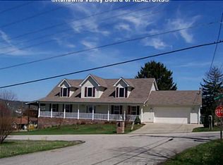 214 Walnut Dr, Hurricane, WV 25526