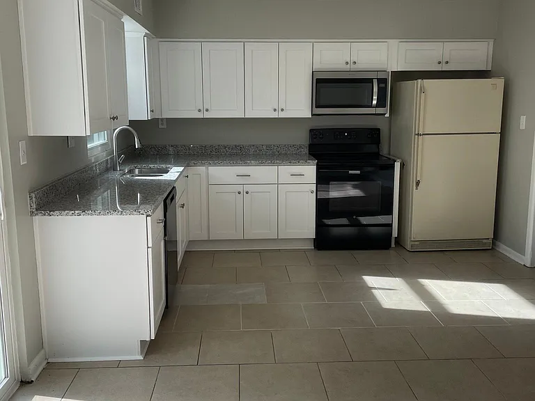 6931 Bonnot Dr — Photo 2