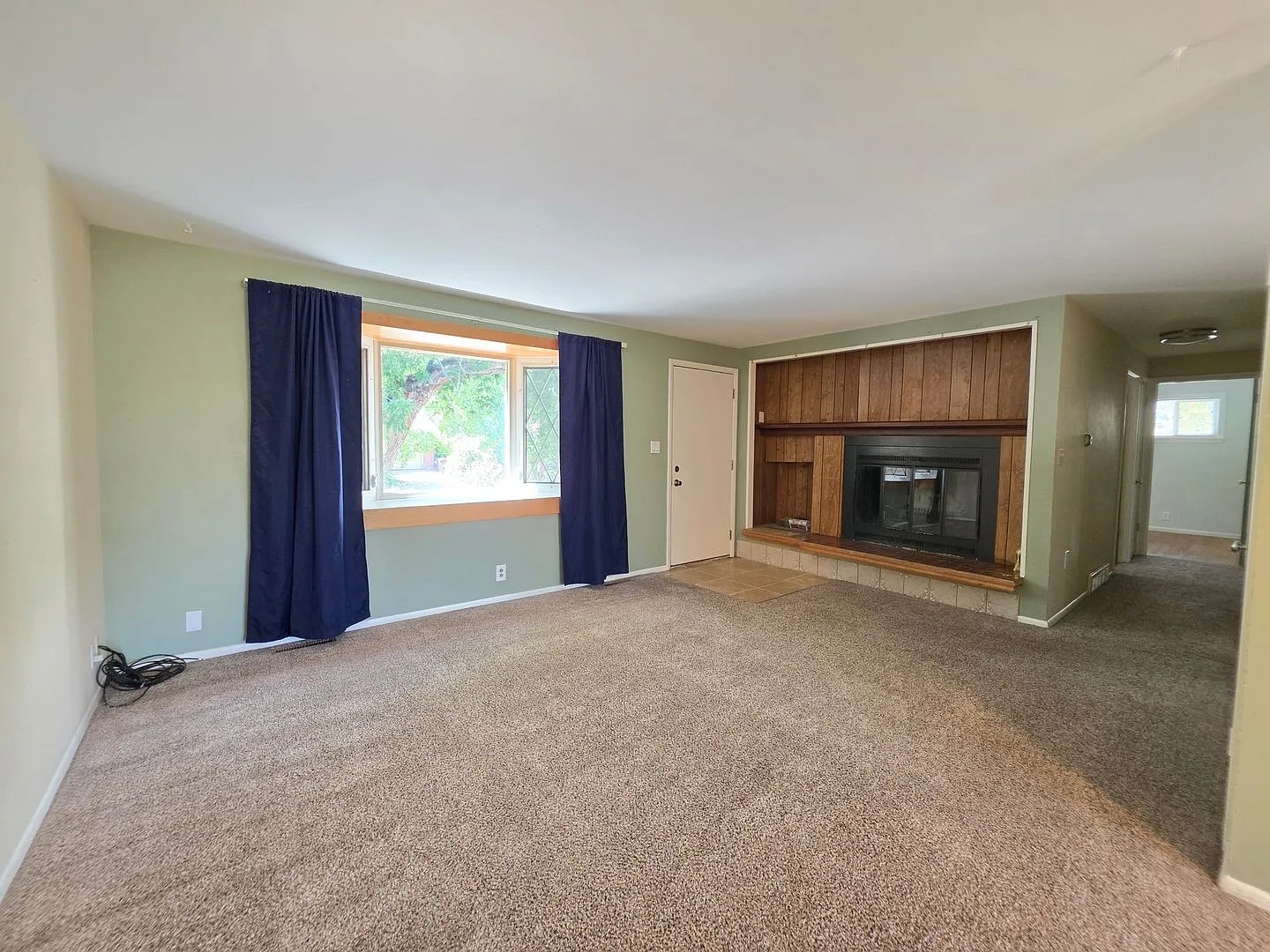 *Available Now* 5-Bedroom Home With Finished Basement, Large Backyard & Attached Garage — Photo 4