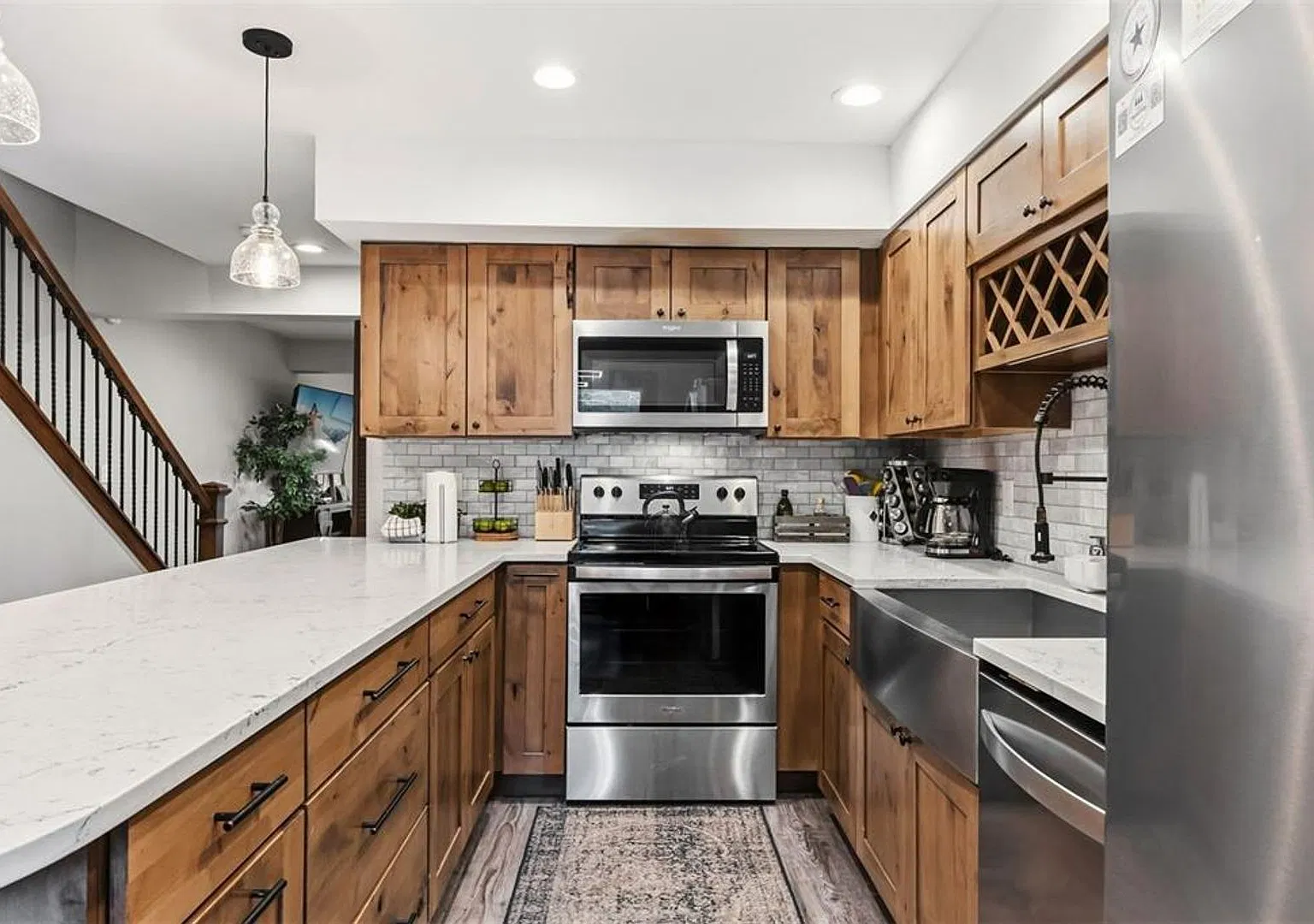 Updated townhome on Bus Route! Furnished! Year lease! — Photo 4