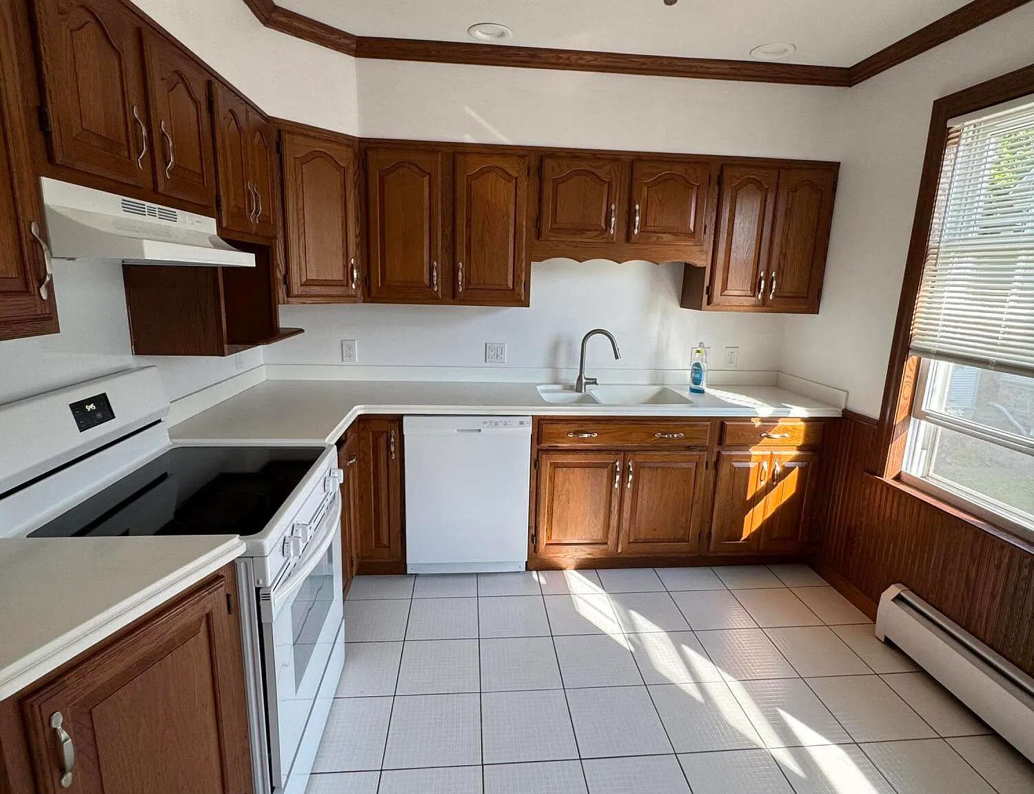 3 bed, 1.0 bath, 1064 sqft, $1,575 — Photo 3