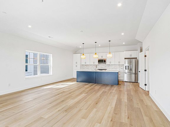3rd image of 158 E Garfield #205
