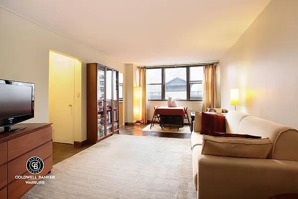 Rented by Coldwell Banker Warburg | media 1