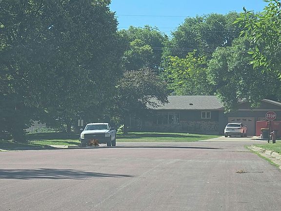 4th image of 705 S Elm St