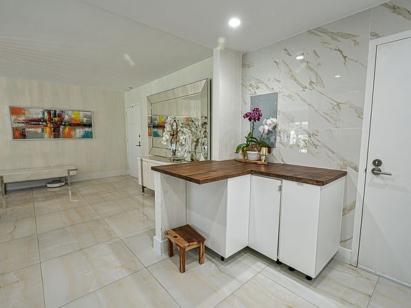 4th image of 575 Crandon Blvd APT 304