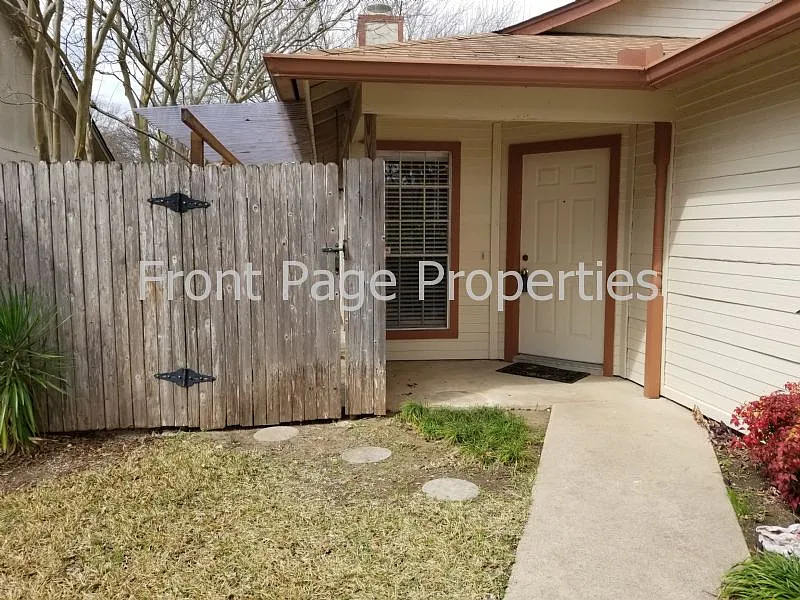 Building Photo - 740 Simonetti Dr #B