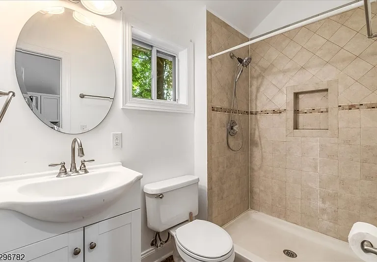132 Sparta Ave — Photo 9