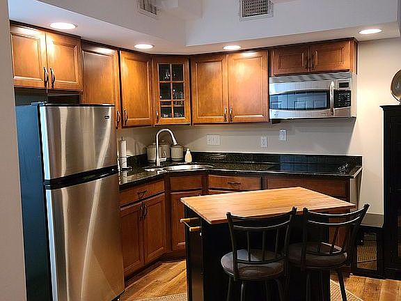 3rd image of 212 W Franklin St #Ug05