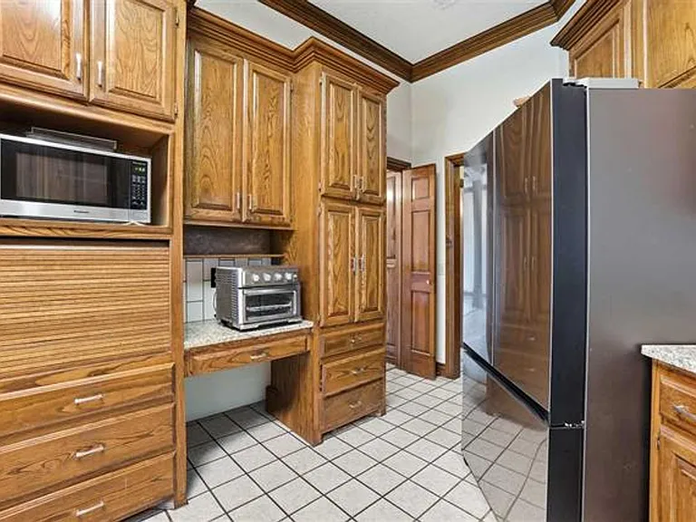 3006 NE Heritage Dr — Photo 10