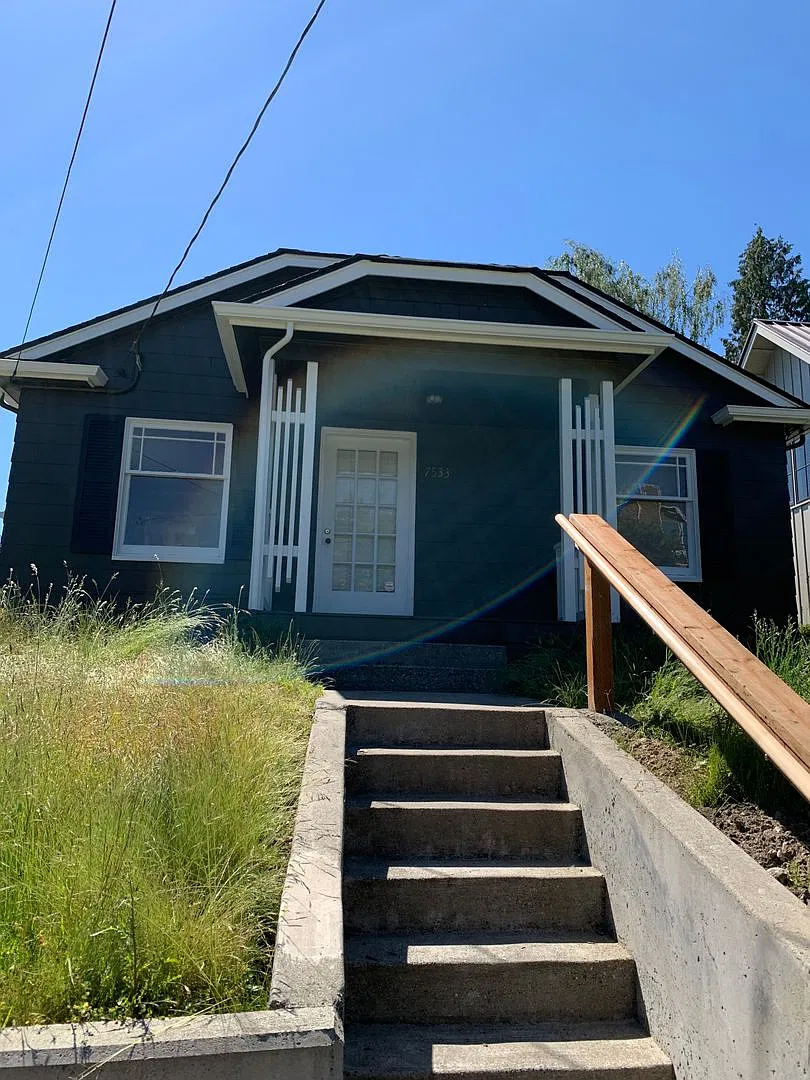 Great 2 beds Bungalow in Greenlake! — Photo 1