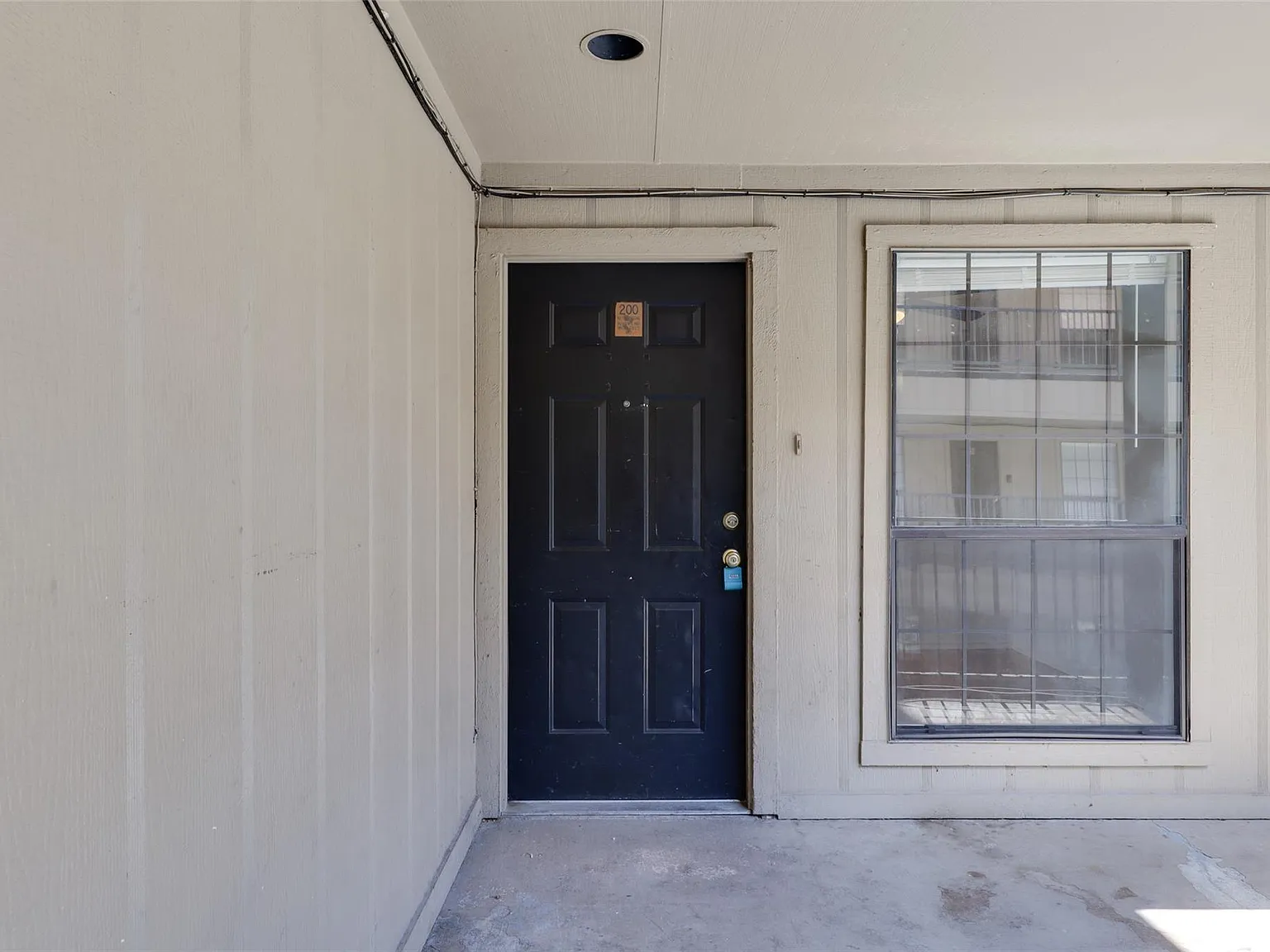 2401 Leon St — Photo 4