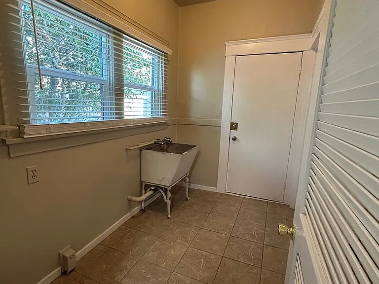 504 E Walnut St — Photo 14
