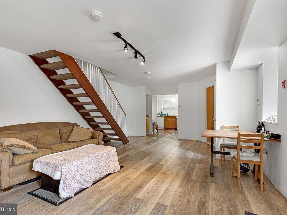1st image of 846 Corinthian Ave #1