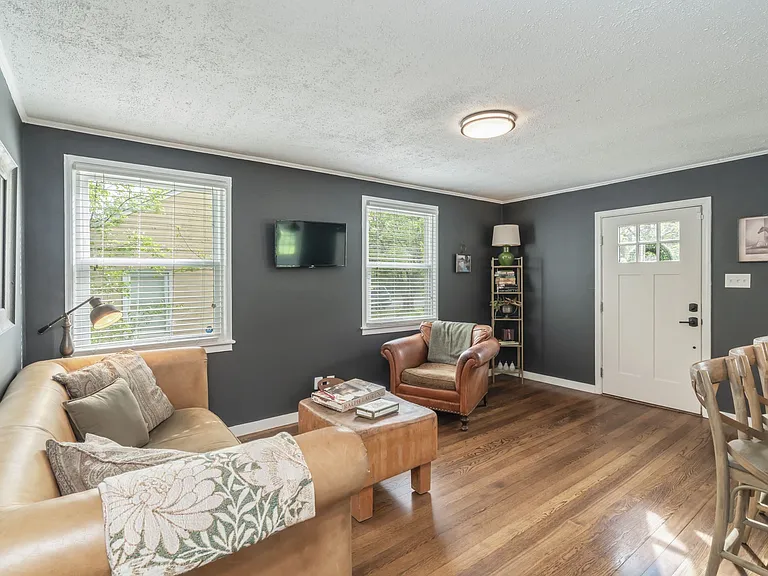 Greenleaf Ave — Photo 15
