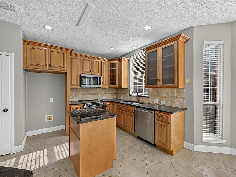 11613 Alexandria Dr — Photo 9