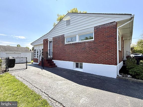 5th image of 422 Roseanna Ave